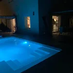 Maison 4 Chambres, Piscine Et 2 Places Parkings Prives Fermes 別荘 ニーム