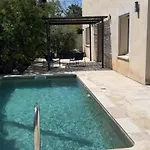 Vakantiehuis Maison 4 Chambres, Piscine Et 2 Places Parkings Prives Fermes Nîmes