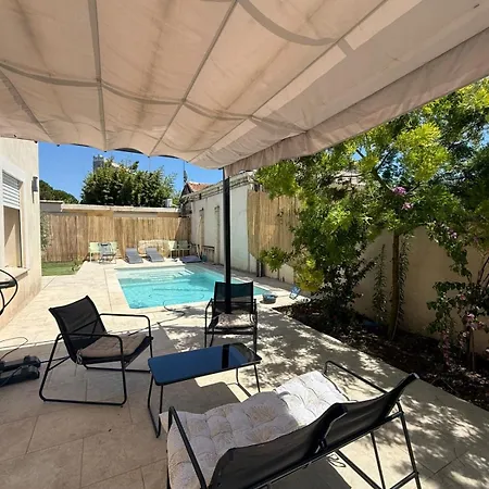 Maison 4 Chambres, Piscine Et 2 Places Parkings Prives Fermes * ニーム