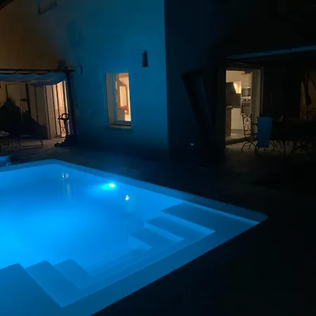 Maison 4 Chambres, Piscine Et 2 Places Parkings Prives Fermes Semesterbostad Nîmes