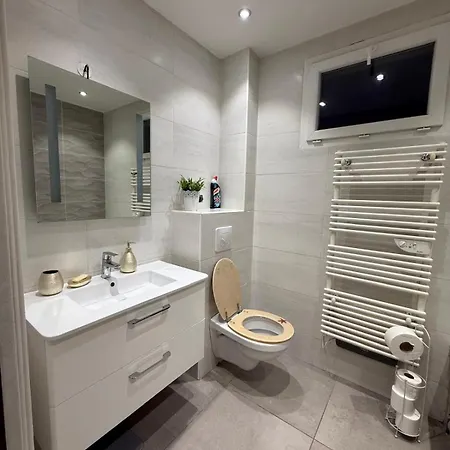 Maison 4 Chambres, Piscine Et 2 Places Parkings Prives Fermes