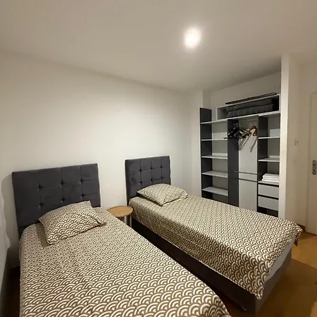 Maison 4 Chambres, Piscine Et Parking Privé Hébergement de vacances *