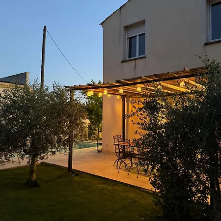 Maison 4 Chambres, Piscine Et 2 Places Parkings Prives Fermes Semesterbostad