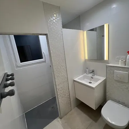 Maison 4 Chambres, Piscine Et 2 Places Parkings Prives Fermes * Nîmes
