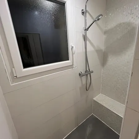 Maison 4 Chambres, Piscine Et 2 Places Parkings Prives Fermes Casa de Férias *