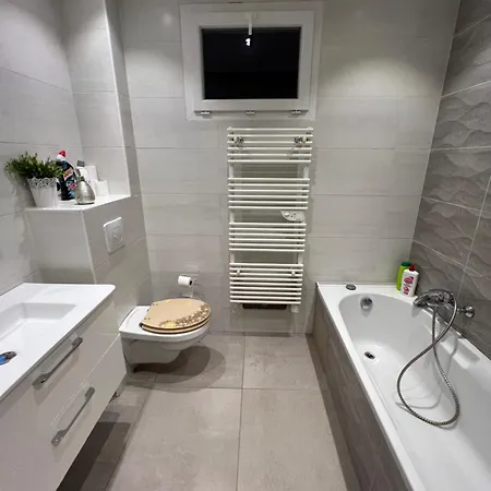 Maison 4 Chambres, Piscine Et 2 Places Parkings Prives Fermes *