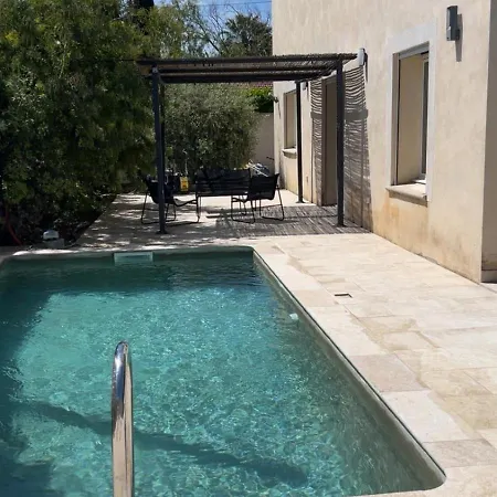 別荘 Maison 4 Chambres, Piscine Et 2 Places Parkings Prives Fermes ニーム