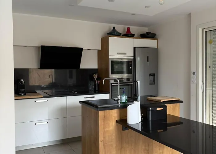 Maison 4 Chambres, Piscine Et 2 Places Parkings Prives Fermes Nîmes