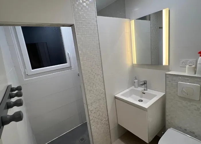 Maison 4 Chambres, Piscine Et 2 Places Parkings Prives Fermes * Nîmes